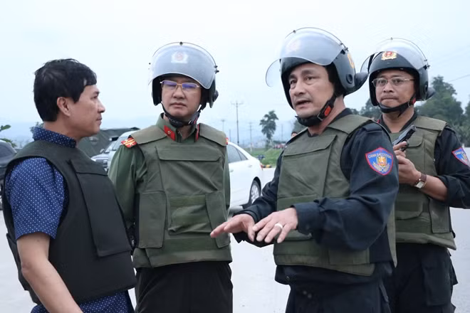 Leaders of the Ha Tinh Provincial Police Department discuss combat plans in the scene.