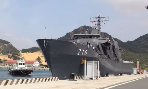 Singaporean naval ship docked at Cam Ranh International Port (Source: dangcongsan.vn)