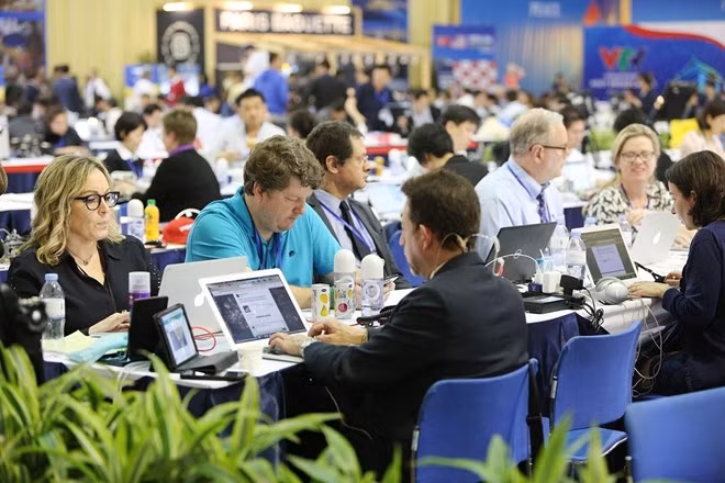 Foreign reporters at the International Media Centre for the second DPRK-USA Summit (Photo: VNA)