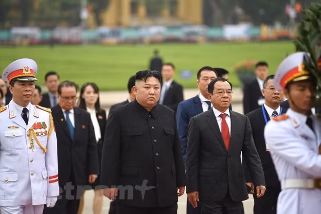 DPRK leader Kim Jong-un (second from left, first line) pays tribute to late Vietnamese President Ho Chi Minh at his mausoleum (Source: VNA)