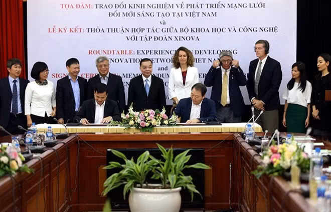 Deputy Minister of Science and Technology Bui The Duy (seated, left) and Yong Sung Kim, Xinova president in the Republic of Korea and South East Asia (seated, right) sign a Memorandum of Understanding to establish a global innovation centre in Vietnam. — Photo courtesy of Ministry of Science and Technology)