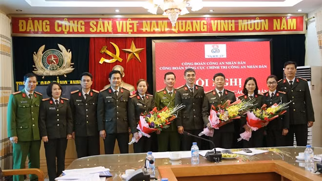 General Department of Politics’ Trade Union conference congratulating the leaders of basic-level trade union organizations with outstanding achievements in their works.