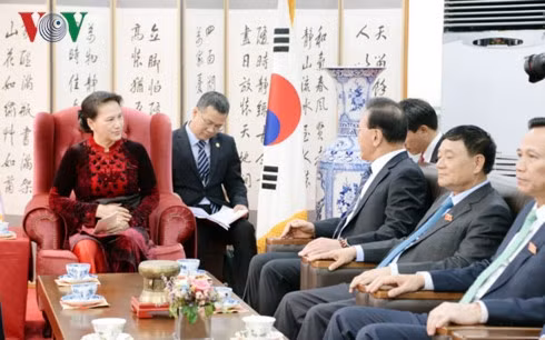National Assembly Chairwoman Nguyen Thi Kim Ngan meets Honorary Consul General of Vietnam in Busan-Gyeongnam region Park Soo-kwan National Assembly Chairwoman Nguyen Thi Kim Ngan meets Honorary Consul General of Vietnam in Busan-Gyeongnam region Park Soo-kwan
