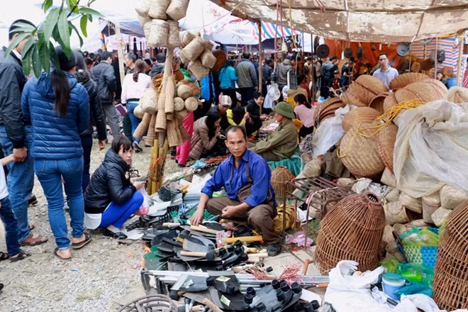 Many utensils are sold at Vieng market such as sickle, knife, hoe.