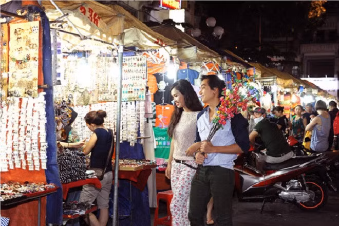It is a famous place for long-time residents of HCM City as well as visitors to the country’s most bustling hub. Ben Thanh Market offers visitors all they need such as clothes, footwear, accessories, jewelry, hardware, pet services, crafts, flowers, spices, nuts, food and restaurants. In the market you can find everything from food to all kinds of Vietnam souvenirs symbolic of all regions of the country.