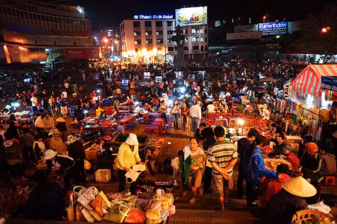 The market is located in the Hoa Binh Zone, in the area around Nguyen Thi Minh Khai, Le Dai Hanh and Tang Bat Ho Streets, within walking distance of many restaurants.
