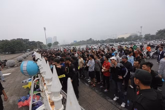 Thousands of football fans wait outside My Dinh stadium to purchase tickets (Photo: VNA)