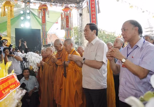 General Tran Dai Quang visited Vinh Nghiem Temple, Ho Chi Minh City on July 27, 2015 and attended a memorial ceremony paying tribute to 64 Gac Ma heroic martyrs. General Tran Dai Quang visited Vinh Nghiem Temple, Ho Chi Minh City on July 27, 2015 and attended a memorial ceremony paying tribute to 64 Gac Ma heroic martyrs.