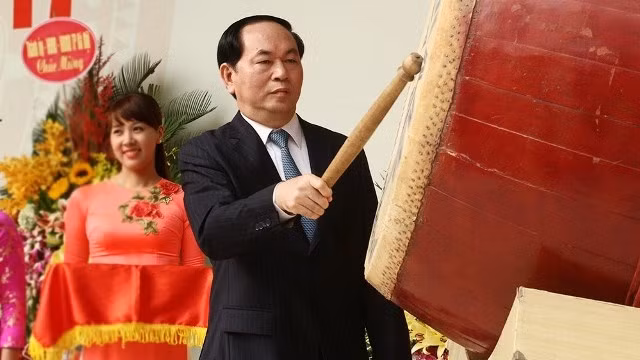 President Tran Dai Quang beat the drum to open the 2017- 2018 school year. Photo: Dantri