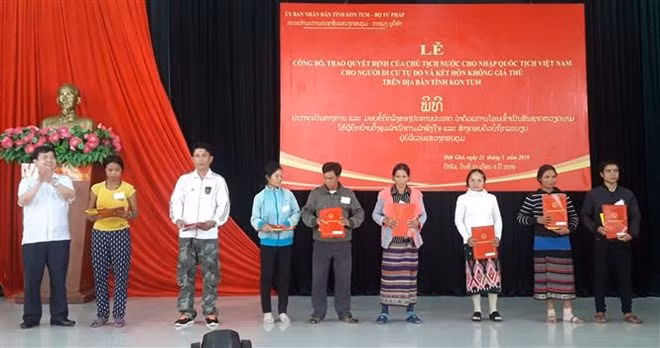 Lao nationals living in Dak Glei district of the Central Highlands province of Kon Tum were granted Vietnamese citizenship certificates during a ceremony on May 21 (Photo: VNA)