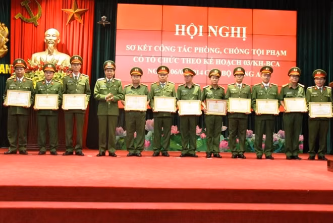 Deputy Minister Le Quy Vuong awarded Certificate of Merit to organizations and individuals with outstanding achievements Deputy Minister Le Quy Vuong awarded Certificate of Merit to organizations and individuals with outstanding achievements