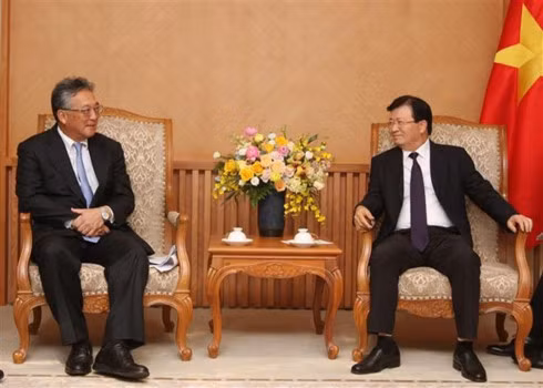 Deputy Prime Minister Trinh Dinh Dung (R) receives Kaoru Iwasa, Senior Managing Executive Officer at Japan’s Marubeni Corporation