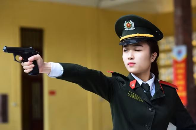 Entering 2nd year, students ofthe People's Security Academy start studying military martial art. May students especially female ones are worried about the subject due to the difficulty and danger in using guns and knives. "I was so scared of holding gun at first", Luu Thi Linh (class B21-D47) recalled her experience 3 months ago.