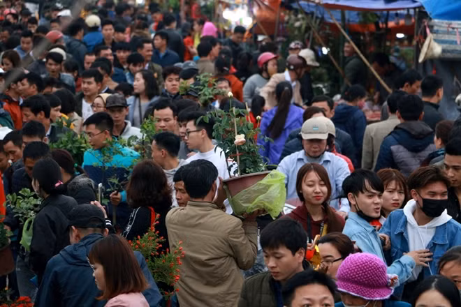 This year’s Vieng Market officially opened on the midnight of February 11 (i.e. the 7th day of the Lunar New Year) in Kim Thai Commune, Vu Ban District, Nam Dinh Province. This year’s Vieng Market officially opened on the midnight of February 11 (i.e. the 7th day of the Lunar New Year) in Kim Thai Commune, Vu Ban District, Nam Dinh Province.