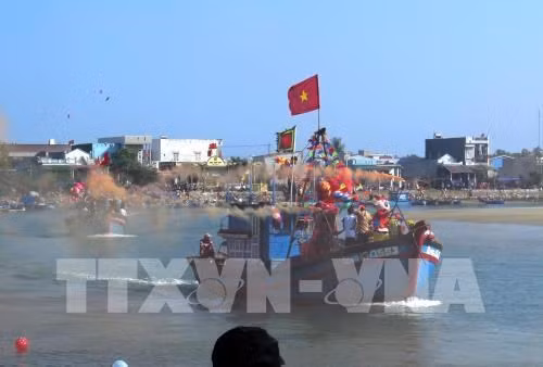 Dozens of fishing vessels set sail in the sound of drums at Sa Huynh port. (Photo: VNA)