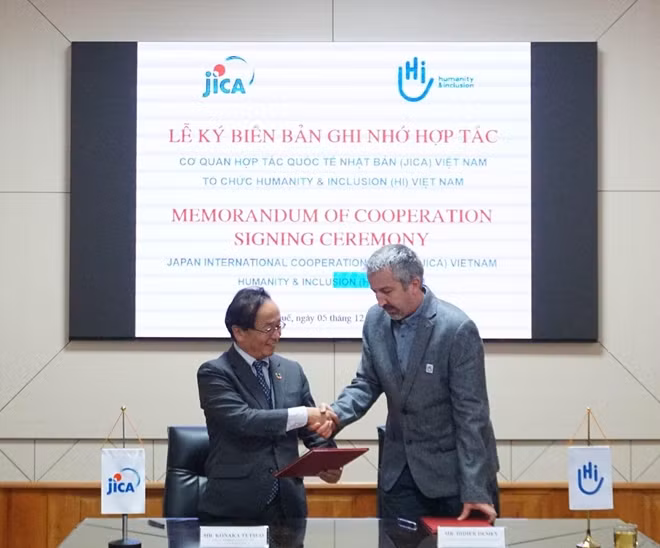 Mr. KONAKA Tetsuo, Chief Representative, JICA Vietnam Office and Mr. Didier Demey, Country Director of HI Vietnam exchanged the MoC.