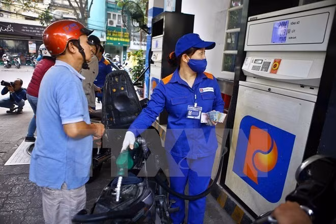 A customer has his motorbike filled at a gas station in Hanoi (Photo: VNA)
