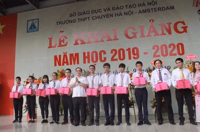 Hoang Trung Hai, Secretary of the Hanoi Municipal Party’s Committee on September 5 attended a new academic year ceremony at Hanoi-Amsterdam High School. Party General Secretary and President Nguyen Phu Trong, Prime Minister Nguyen Xuan Phuc, and Deputy Prime Minister Vuong Dinh Hue sent congratulation flowers to the ceremony.