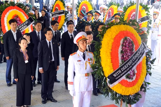 A delegation of the Republic of Korea led by Prime Minister Lee Nak Yeon attends the State funeral. Earlier on September 22, President Moon Jae-in expressed his regrets and conveyed profound condolences to the family of the late President and the Vietnamese people over the great loss.