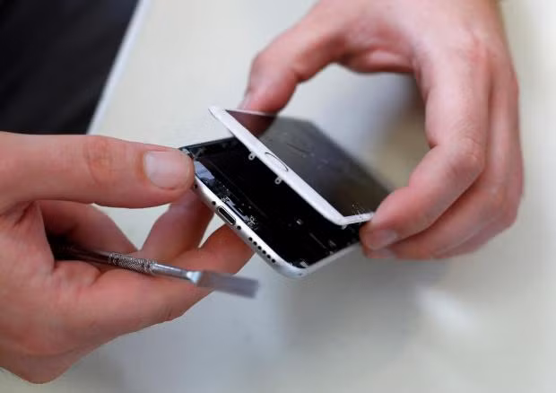 A technician opens a broken iPhone 6 by Apple in a shop in Fuerstenfeldbruck near Munich, Germany. Photo: Reuters A technician opens a broken iPhone 6 by Apple in a shop in Fuerstenfeldbruck near Munich, Germany. Photo: Reuters