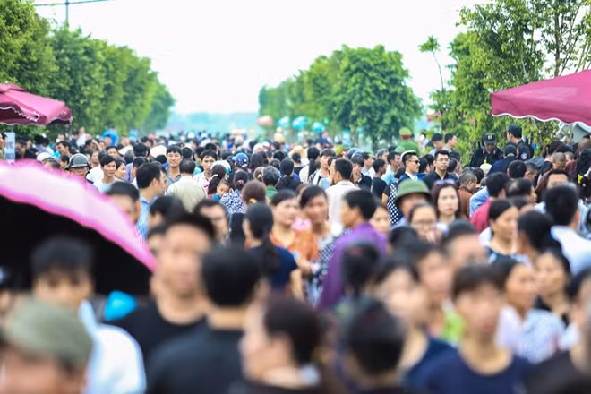 Thousands of people followed the parade to Hamlet 13, Quang Thien commune, Kim Son district, Ninh Binh province to participate in the burial ceremony and pay the last respect to the President.