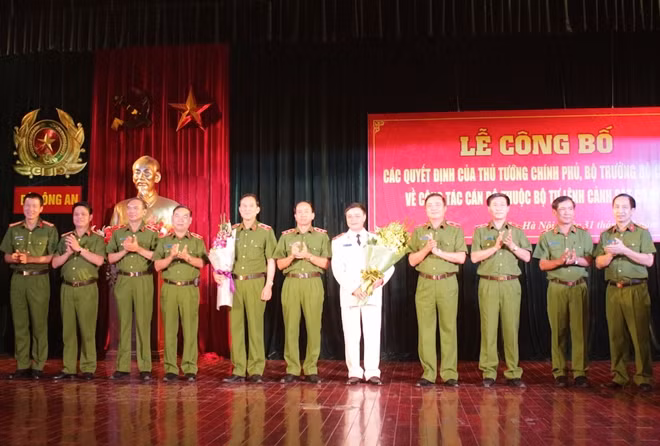 Party committee, leader of Mobile Police presenting flowers of congratulation to two comrades