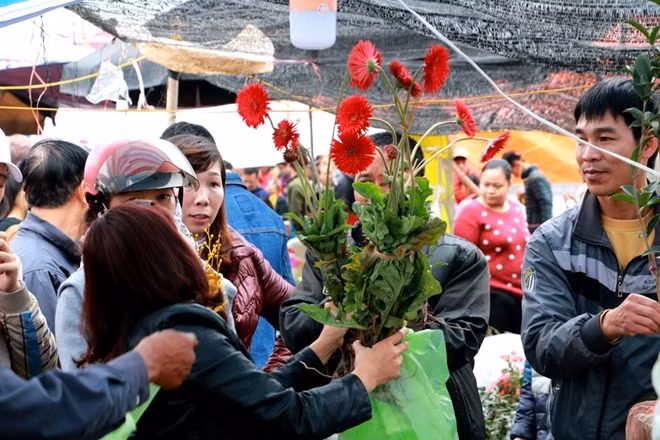 Regarding the spiritual belief of trading in Vieng market, people buy and sell simple and tiny things just in the hope of good luck for the rest of the year.