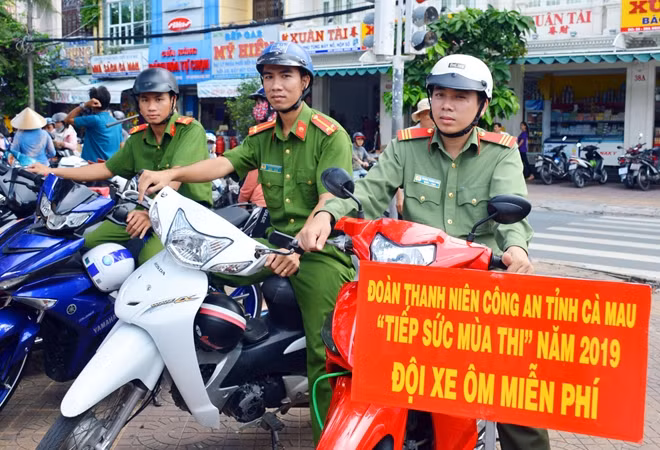 The Youth Union Chapter of the Ca Mau Provincial Police Department form a voluntary motorbike taxi team with police officers as the drivers to offer free rides to students. The Youth Union Chapter of the Ca Mau Provincial Police Department form a voluntary motorbike taxi team with police officers as the drivers to offer free rides to students.