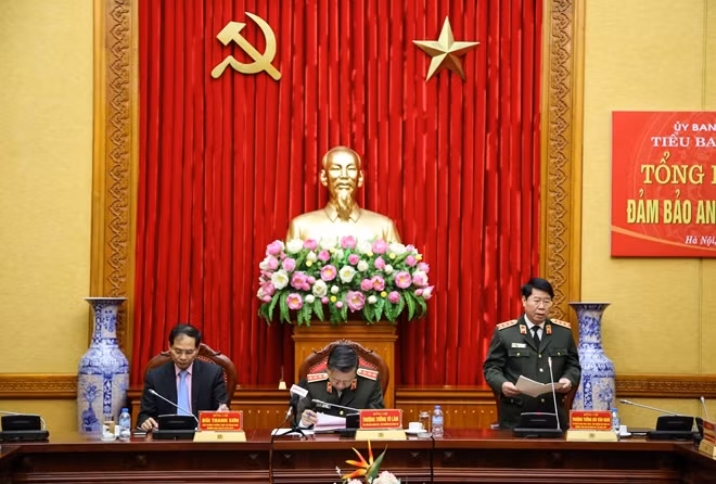 Senior Lieutenant General Bui Van Nam, Member of the Party Central Committee, Deputy Minister of Public Security, Head of the APEC 2017 Subcommittee for Security and Healthcare speaking at the event.