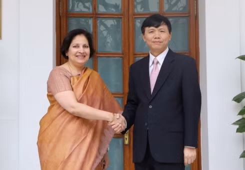 Vietnamese Deputy Foreign Minister Dang Dinh Quy (R) and Secretary of the Indian Ministry of External Affairs Preeti Saran. Vietnamese Deputy Foreign Minister Dang Dinh Quy (R) and Secretary of the Indian Ministry of External Affairs Preeti Saran.