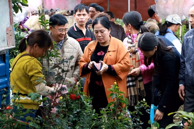 According to common belief, people come to the market to "buy good luck and sell bad luck"; pray for fortune, favorable weather and successful business, that's why both sellers and buyers do not overcharge or bargain over goods