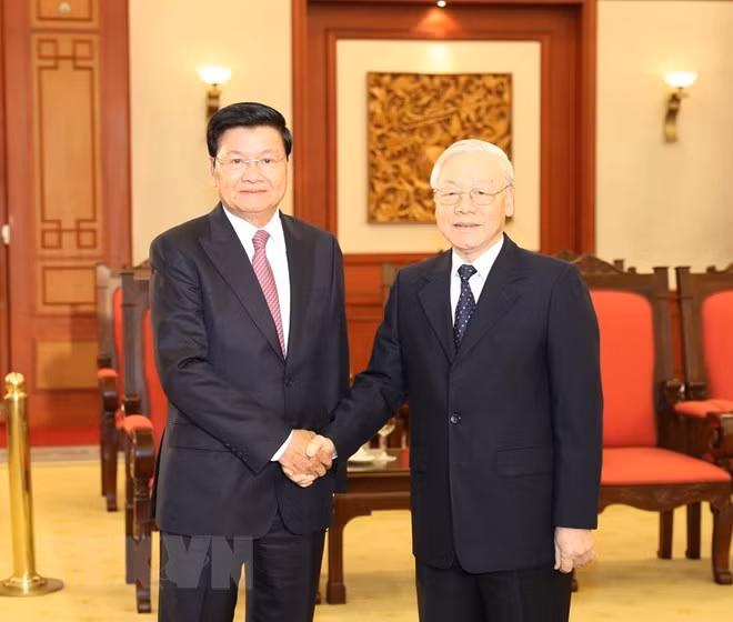 General Secretary of the Communist Party of Vietnam (CPV) Central Committee and President Nguyen Phu Trong (R) and Lao Prime Minister Thongloun Sisoulith (Photo: VNA)