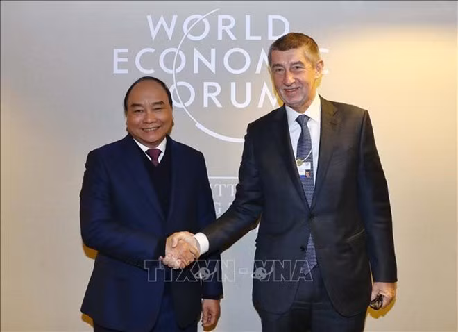 Prime Minister Nguyen Xuan Phuc (L) meets with Prime Minister Andrej Babis on the sidelines of the World Economic Forum in Davos, Switzerland, in January 2019. (Photo: VNA) Prime Minister Nguyen Xuan Phuc (L) meets with Prime Minister Andrej Babis on the sidelines of the World Economic Forum in Davos, Switzerland, in January 2019. (Photo: VNA)