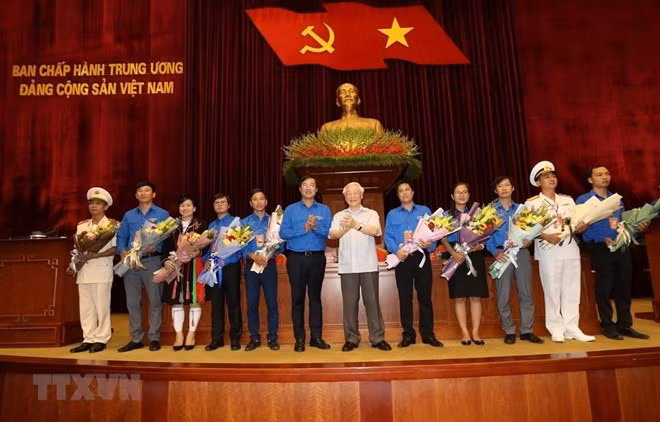 Party General Secretary and President Nguyen Phu Trong (C) and representatives of the young Party members (Photo: VNA) Party General Secretary and President Nguyen Phu Trong (C) and representatives of the young Party members (Photo: VNA)