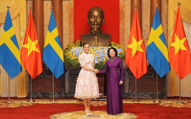 Vice President Dang Thi Ngoc Thinh (R) and Crown Princess of Sweden Victoria Ingrid Alice Désiree (Photo: VNA)