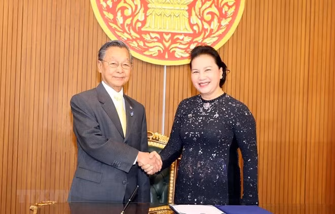 Chairwoman of the National Assembly Nguyen Thi Kim Ngan (R) and Speaker of the Thai House of Representatives Chuan Leekpai (Photo: VNA) Chairwoman of the National Assembly Nguyen Thi Kim Ngan (R) and Speaker of the Thai House of Representatives Chuan Leekpai (Photo: VNA)