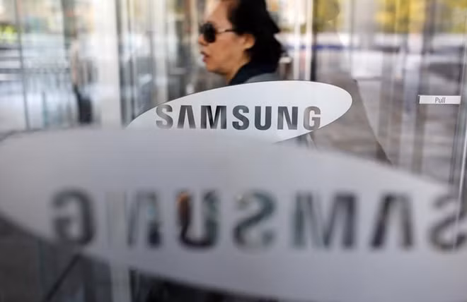 A Samsung Electronics shareholder arrives to attend a shareholders' meeting at the company's buliding in Seoul, South Korea, October 27, 2016. REUTERS/Kim Hong-Ji