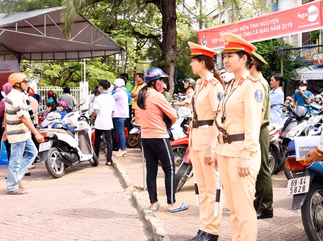The Ca Mau police established a hotline to receive information from needy students so as to mobilize social organizations and donors to support them. The Ca Mau police established a hotline to receive information from needy students so as to mobilize social organizations and donors to support them.
