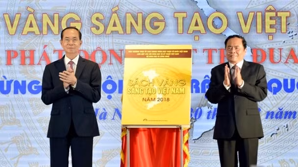 President Tran Dai Quang (L) and President of the Vietnam Fatherland Front Central Committee Tran Thanh Man cut the ribbon to release the book.(Photo: VGP) President Tran Dai Quang (L) and President of the Vietnam Fatherland Front Central Committee Tran Thanh Man cut the ribbon to release the book.(Photo: VGP)