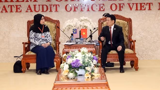 Vietnamese Auditor General Ho Duc Phoc holds talks with his Malaysian counterpart Madinal Binti Mohamad in Hanoi on September 17 (Photo: VNA)
