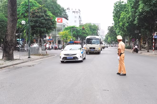 As traffic accidents increase, Hanoi Traffic Police strictly punish drink drivers Ha Noi Traffic Police hold traffic safety training for students The temperature in Hanoi during the first days of June has exceeded 40 °C.