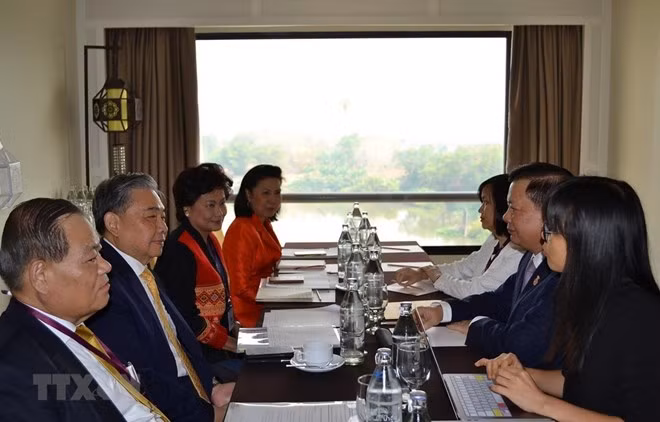 At the meeting between Vietnamese Minister of Finance Dinh Tien Dung and his Thai counterpart Apisak Tantivorawong on April 4 (Photo: VNA) At the meeting between Vietnamese Minister of Finance Dinh Tien Dung and his Thai counterpart Apisak Tantivorawong on April 4 (Photo: VNA)