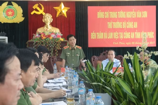 Lieutenant General Nguyen Van Son speaking at the meeting.