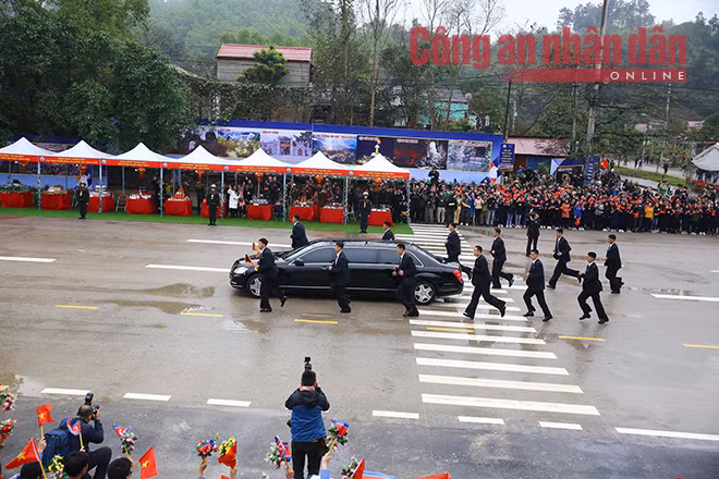 Kim Jong Un's security guards run alongside his car as he arrives in Lang Son.