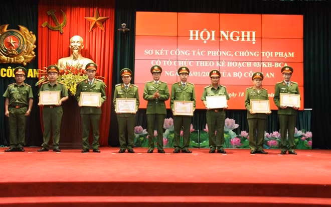 Lieutenant General Phan Van Vinh, Director of the General Department of Police awarding Certificates of Merit for the outstanding organizations and individuals Lieutenant General Phan Van Vinh, Director of the General Department of Police awarding Certificates of Merit for the outstanding organizations and individuals