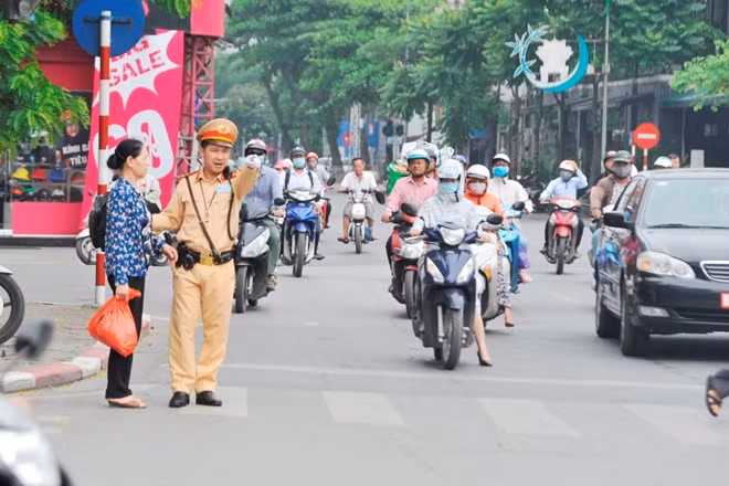 According to Captain Phung Duy Phuc, a police officer of the Hanoi Traffic Police, he and his colleagues have to work in the harsh weather every day, but they still strive to fulfill their missions.