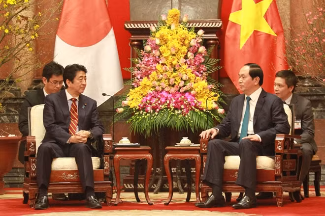 President Tran Dai Quang receives Japanese Prime Minister Shinzo Abe in March 2017.