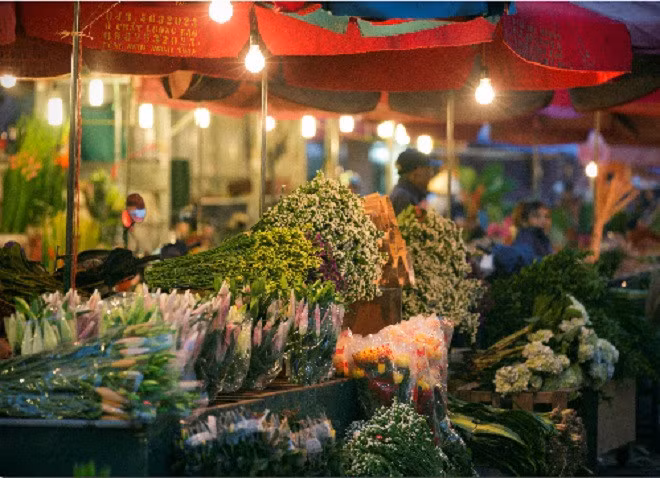 It opens from mid-night to 3-4am. It supplies fresh flowers for Hanoi and adjacent provinces.