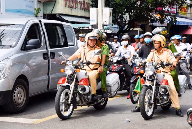 Besides, police officers and soldiers in Ca Mau also participated in ensuring public security and order and traffic safety at the exam venues and students’ accommodation areas. Besides, police officers and soldiers in Ca Mau also participated in ensuring public security and order and traffic safety at the exam venues and students’ accommodation areas.