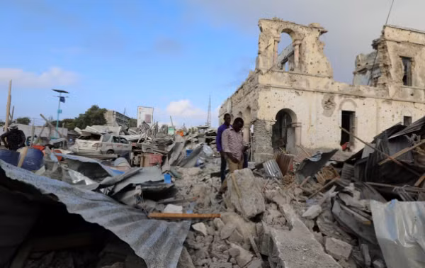 Civilians look at the scene after a suicide car explosion in front of Doorbin hotel in Mogadishu, Somalia February 24, 2018. Photo: REUTERS/Feisal Omar Civilians look at the scene after a suicide car explosion in front of Doorbin hotel in Mogadishu, Somalia February 24, 2018. Photo: REUTERS/Feisal Omar